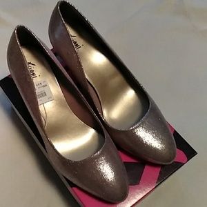 Brand New Fioni Lively champagne heels 9w